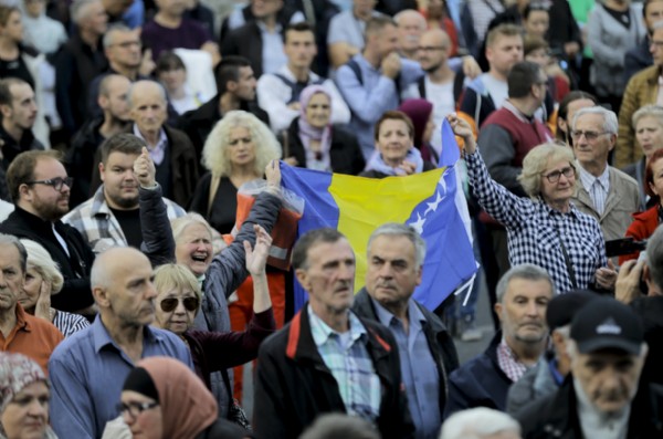 Bosnalılar Yüksek Temsilci Schmidt'e karşı sokağa döküldü!